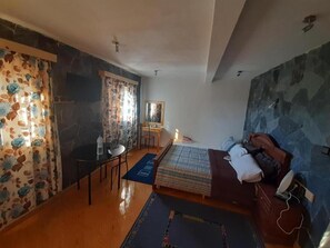 Minibar, Zimmersafe, individuell dekoriert, Schreibtisch