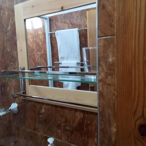 Dusche, Haartrockner, Handtücher