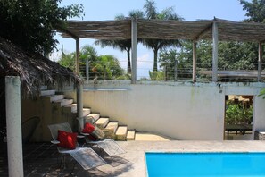Hồ bơi ngoài trời
