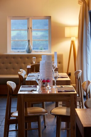 Lunch and dinner served - The Cross Foxes- Bar Grill and Rooms (Dolgellau)