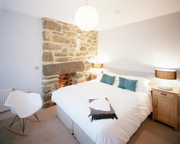 Desk, iron/ironing board, free WiFi, bed sheets - The Cross Foxes- Bar Grill and Rooms (Dolgellau)