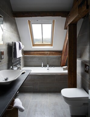 Suite estudio familiar, 1 habitación | Baño | Regadera, amenidades de baño de diseñador, secadora de cabello 
