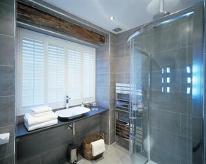 Douche, articles de toilette de luxe, sèche-cheveux