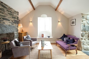 Flat-screen TV, DVD player, iPod dock - The Cross Foxes- Bar Grill and Rooms (Dolgellau)