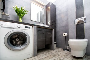 Studio (37) | Badezimmer | Kostenlose Toilettenartikel, Haartrockner, Handtücher