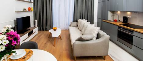 Superior-Apartment, 1 Schlafzimmer, Nichtraucher, Kochnische | Wohnzimmer | Flachbildfernseher