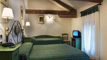 Habitación triple | Ropa de cama de alta calidad, minibar, escritorio y wifi gratis