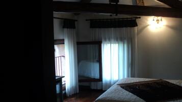 Comfort Room, 1 Queen Bed | Premium bedding, minibar, desk, free WiFi