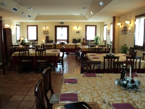 Breakfast and dinner served, local cuisine - Albergo La Bersagliera (Noventa di Piave)