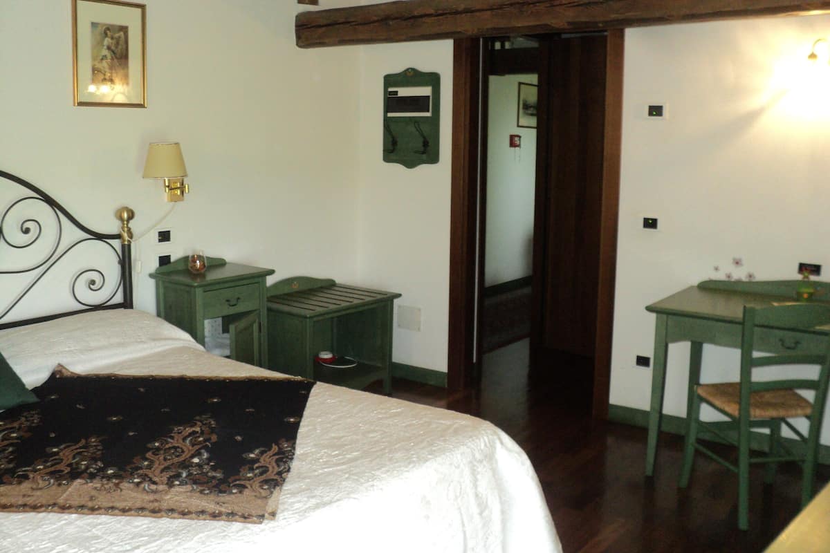 Deluxe tweepersoonskamer | Luxe beddengoed, een minibar, een bureau, gratis wifi