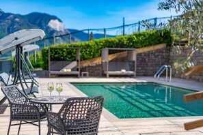 Piscina all'aperto, una piscina sportiva, lettini