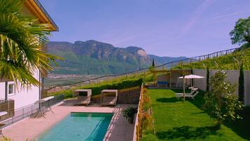 Außenpool, Schwimmbecken, Liegestühle