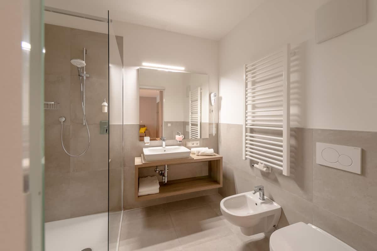 comfort apartment, 1 bedroom | bathroom | shower, hair dryer, towels