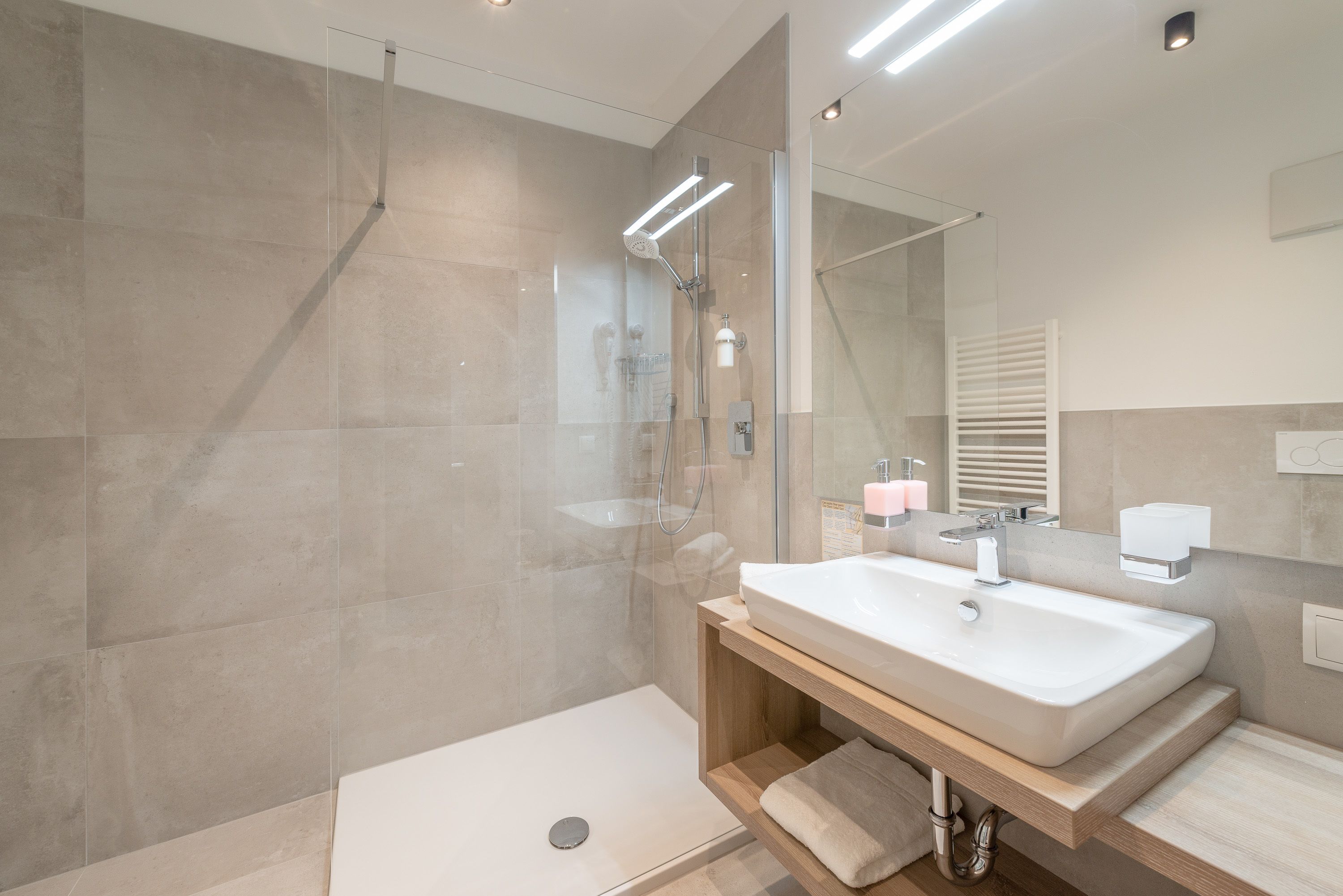 Comfort Single Room | Bathroom | Shower, hair dryer, towels