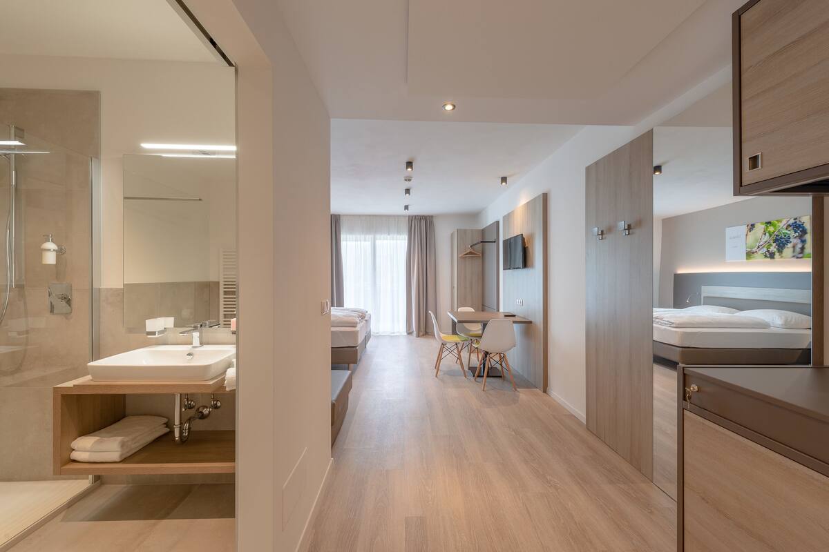 comfort studio, 1 bedroom | minibar, in-room safe, desk, blackout curtains