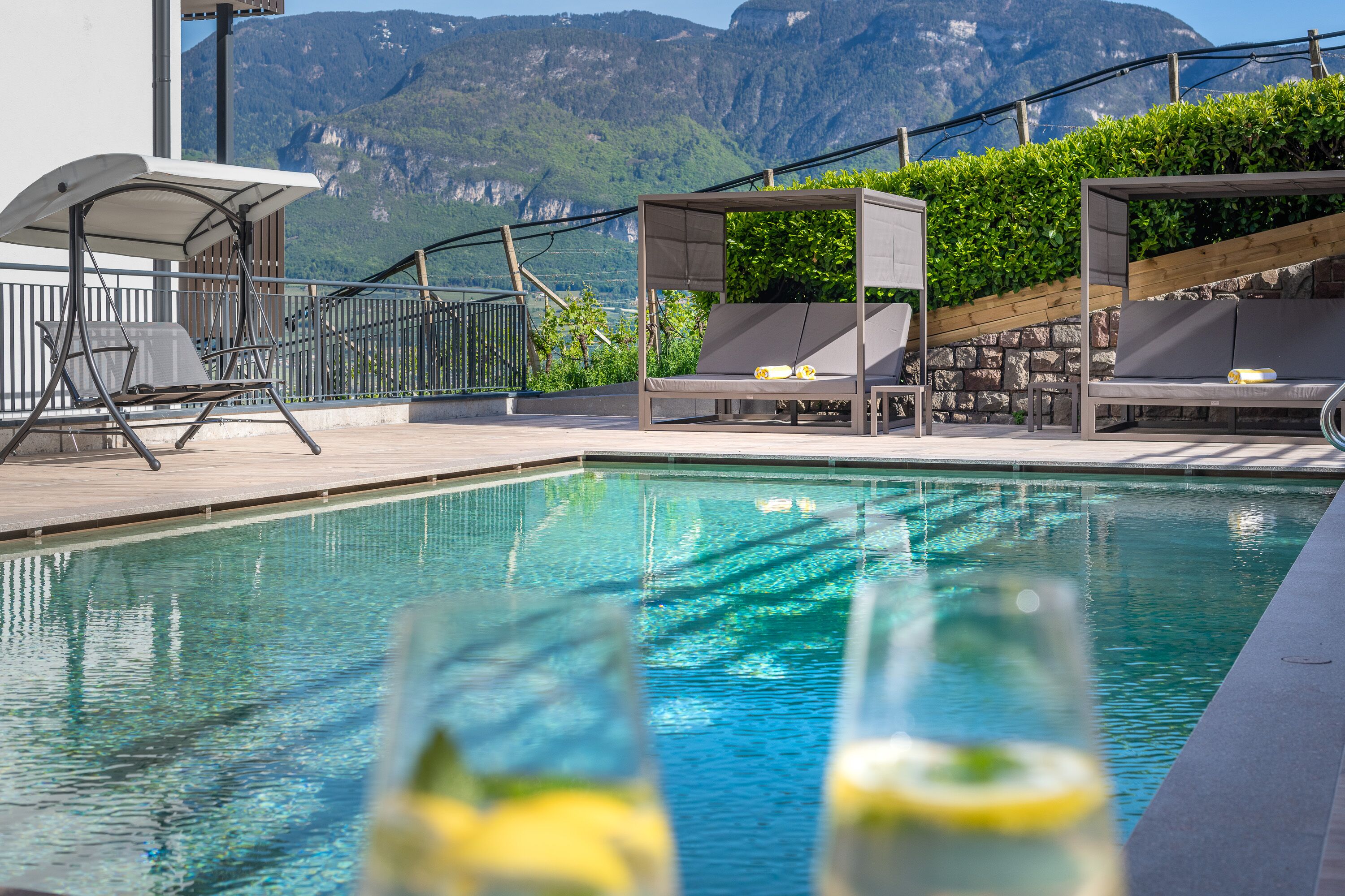 Utomhuspool, träningspool och solstolar