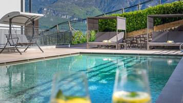 Utomhuspool, träningspool och solstolar