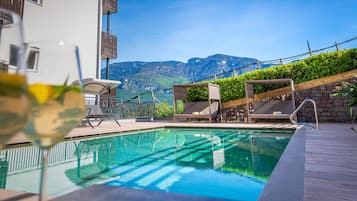 Udendørs pool, en pool med baner, liggestole
