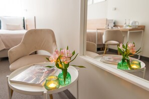 Hypoallergeen beddengoed, een bureau, een laptopwerkplek
