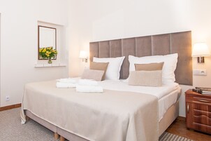 Standard Double Room | Ropa de cama hipoalergénica y escritorio