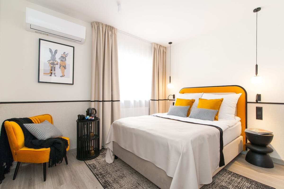 1 habitación, ropa de cama hipoalergénica y escritorio
