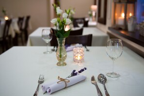 Serveert ontbijt, lunch, diner, lokale en internationale gerechten 