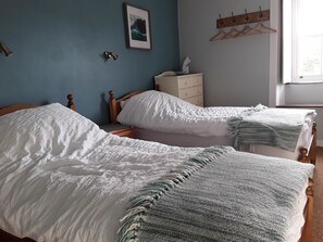 Apartemen, ensuite | Setrika/meja setrika, Wi-Fi gratis, dan seprai linen