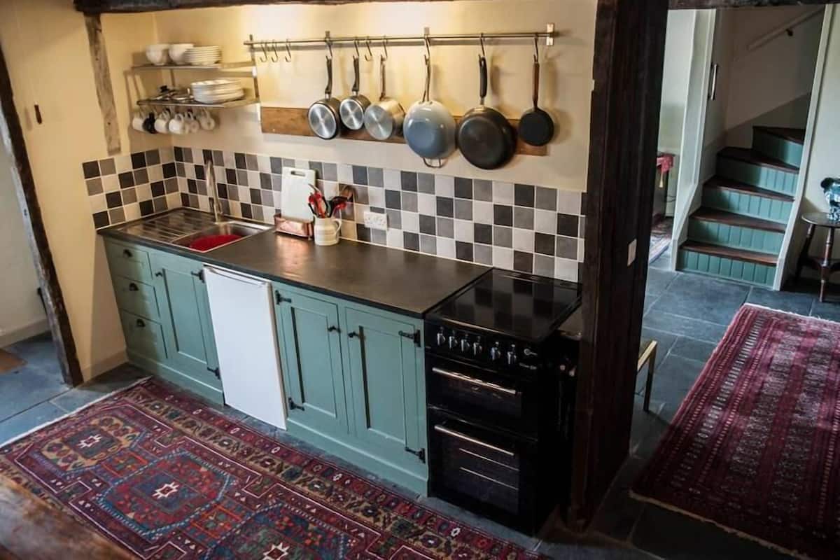 Apartment, Ensuite | Private kitchen | Microwave, oven, stovetop, highchair