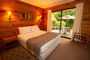 Premium bedding, down duvets, memory-foam beds, individually decorated - Cabañas Playa Linda (Villarrica)