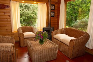 Cottage, 3 Bedrooms, 2 Bathrooms | Living area