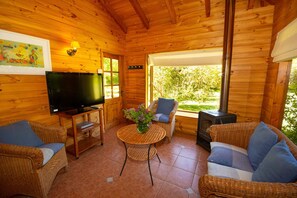 32-inch flat-screen TV with satellite channels, TV - Cabañas Playa Linda (Villarrica)