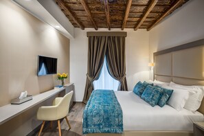 Superior Double Room | Bar mini, peti besi dalam bilik, meja, langsir/tirai gelap terus 