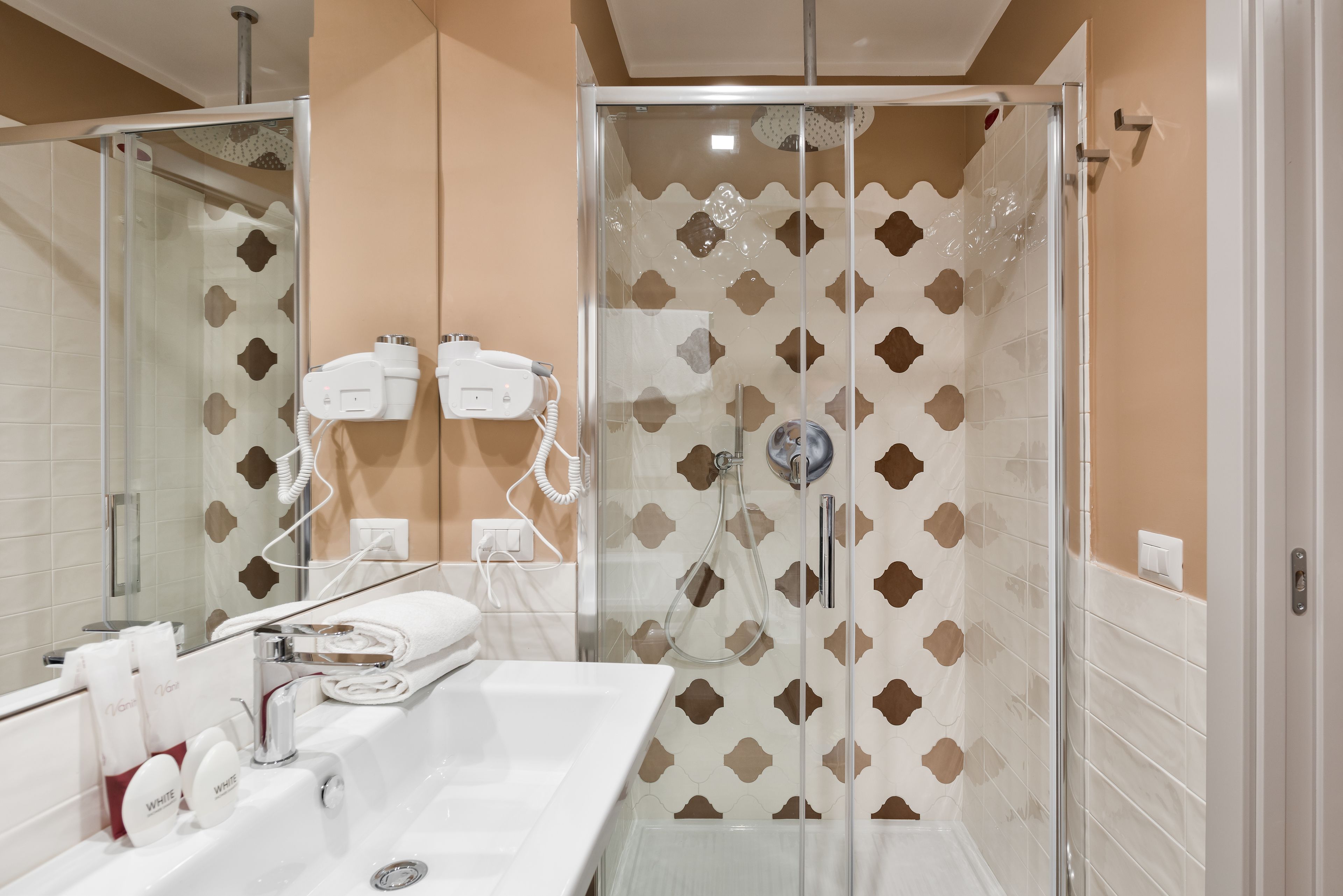 ฝักบัว, ของใช้ในห้องน้ำฟรี, ไดร์เป่าผม, โถสุขภัณฑ์แบบบิเดท์