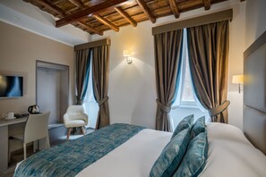 Superior Double Room | Bar mini, peti besi dalam bilik, meja, langsir/tirai gelap terus 