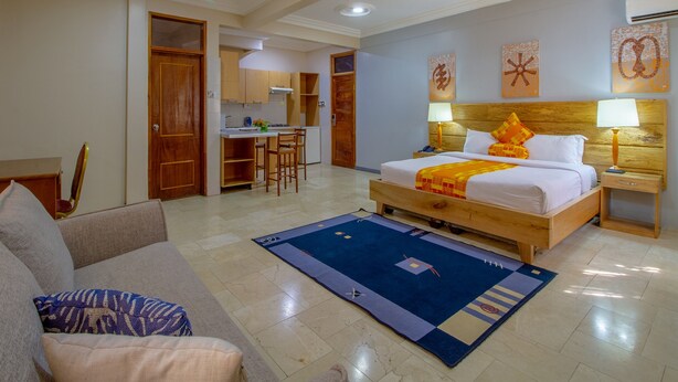 Executive Room, 1 Queen Bed, Non Smoking | Minibar, desk, free WiFi, bed sheets - Central Hotel - Osu (Accra)