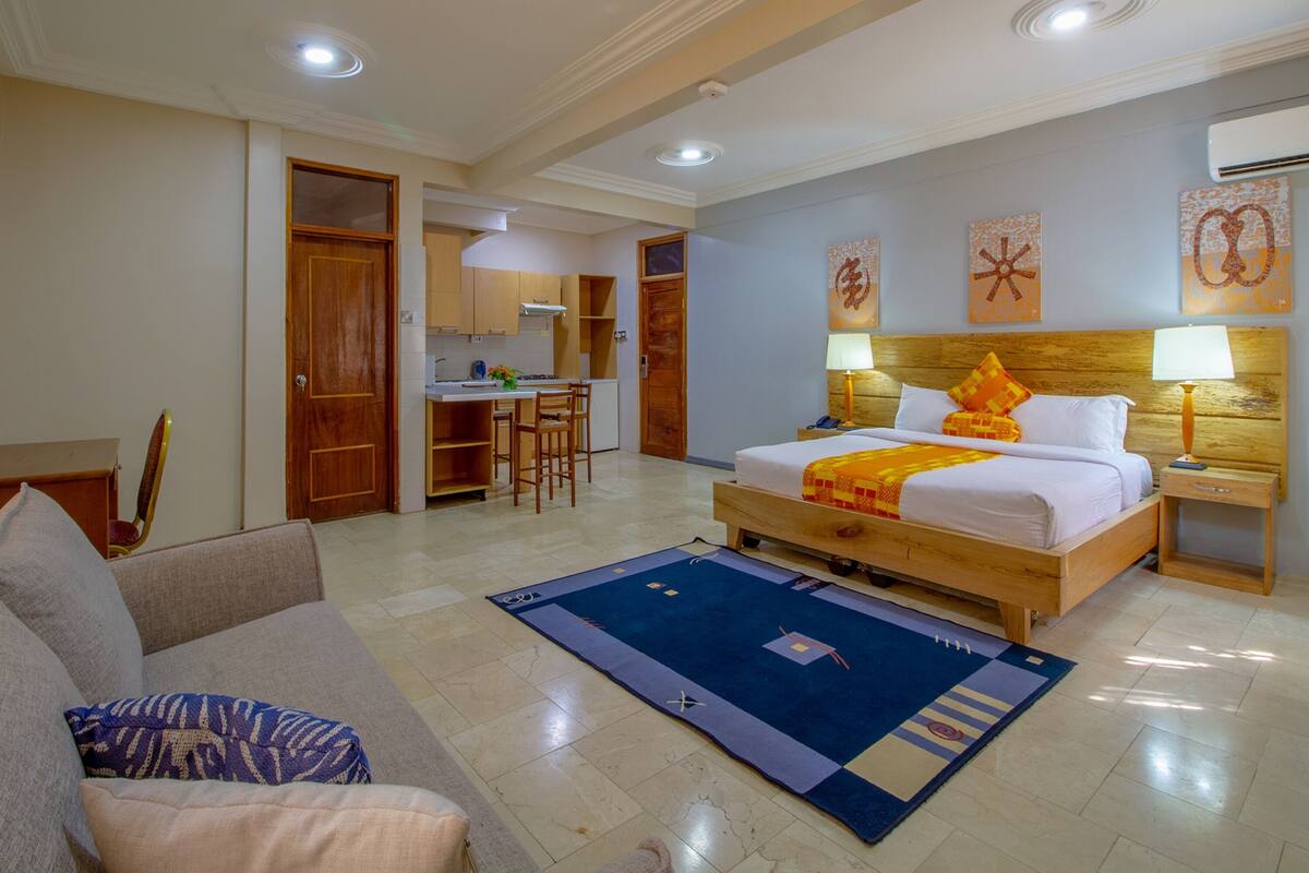 Executive Room, 1 Queen Bed, Non Smoking | Minibar, desk, free WiFi, bed sheets