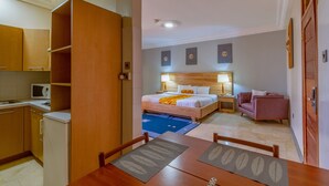 Deluxe Room, 1 Queen Bed, Non Smoking | Minibar, desk, free WiFi, bed sheets - Central Hotel - Osu (Accra)