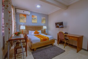 Minibar, desk, free WiFi, bed sheets - Central Hotel - Osu (Accra)