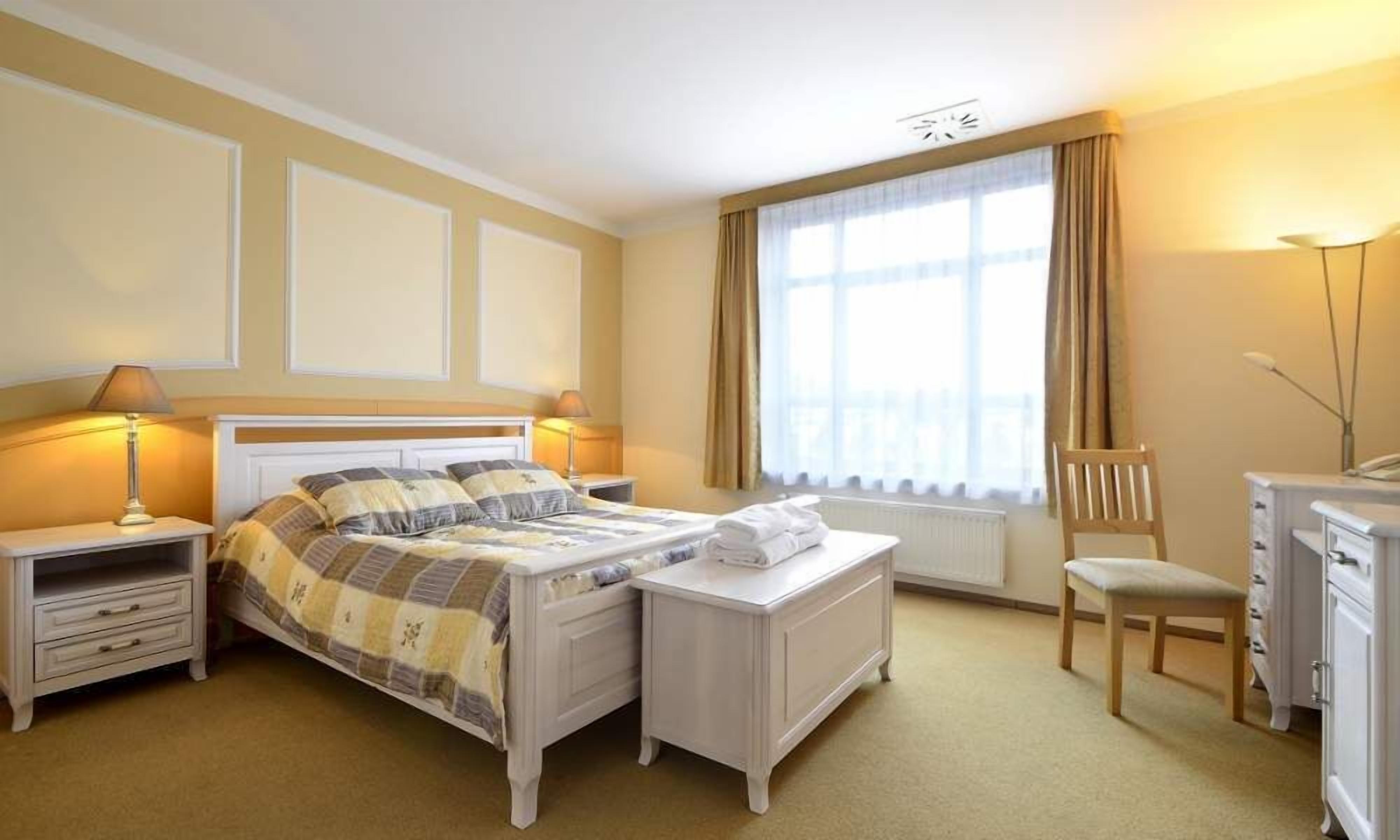 1 bedroom, premium bedding, desk, soundproofing