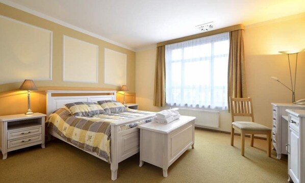 Sengetøy av topp kvalitet, skrivebord, lydisolert og strykejern/-brett