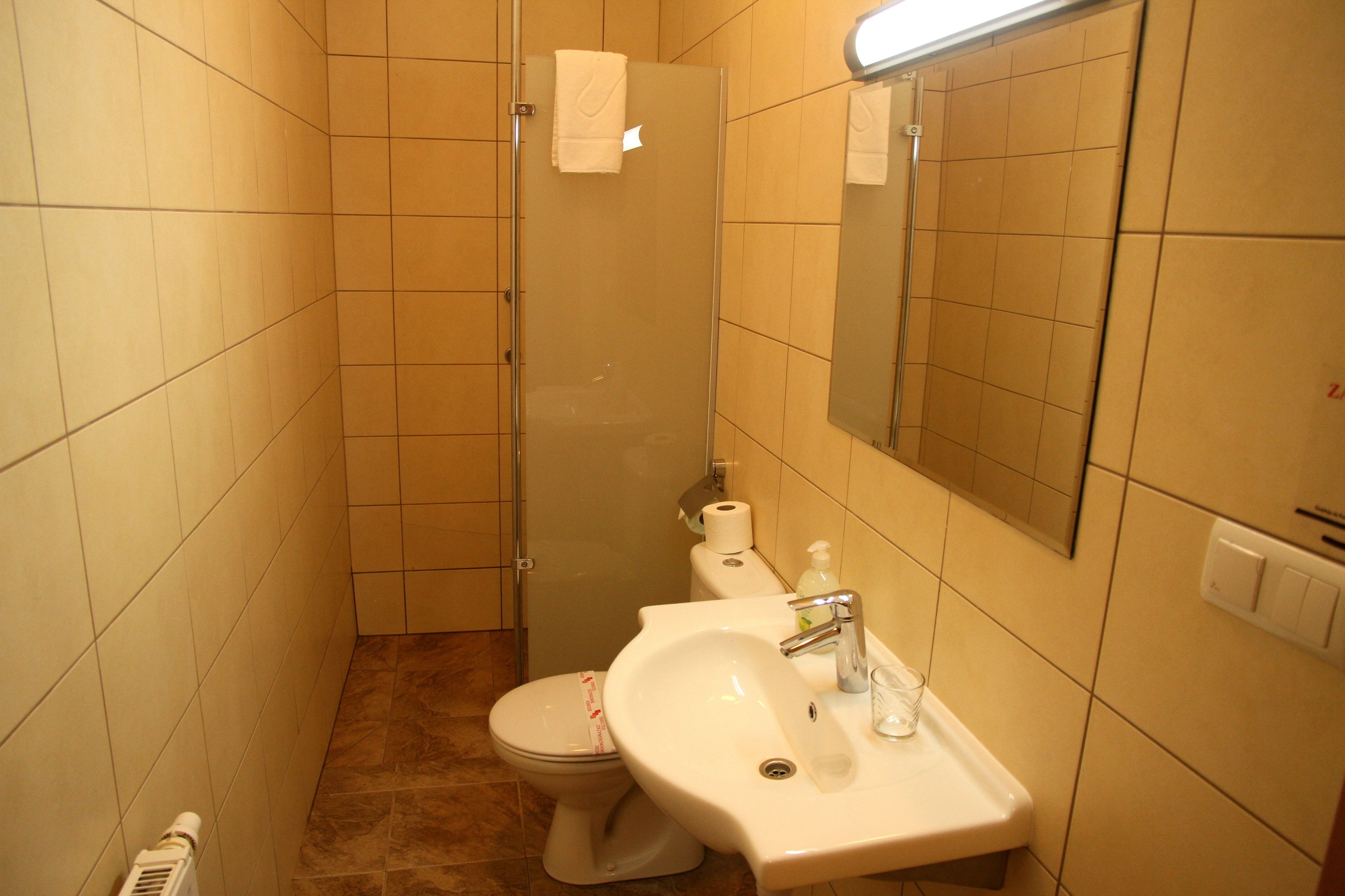 quadruple room | bathroom | shower, free toiletries, hair dryer, towels