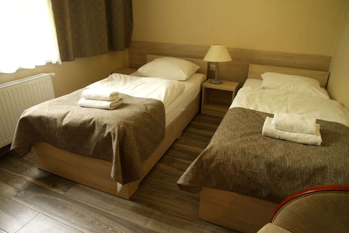 Vierpersoonskamer | Luxe beddengoed, een bureau, geluiddichte muren