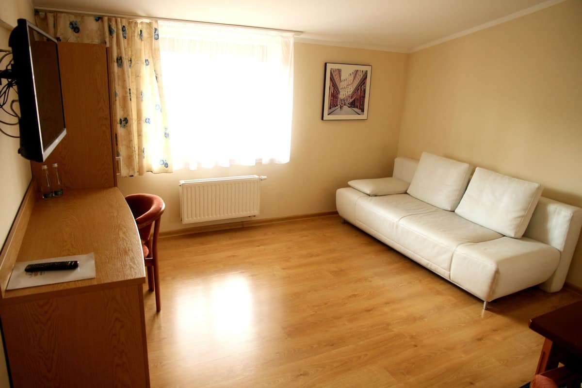 standard studio | 1 bedroom, premium bedding, desk, soundproofing