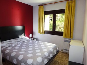 Eenvoudig appartement, 2 slaapkamers | Wifi (toeslag), beddengoed