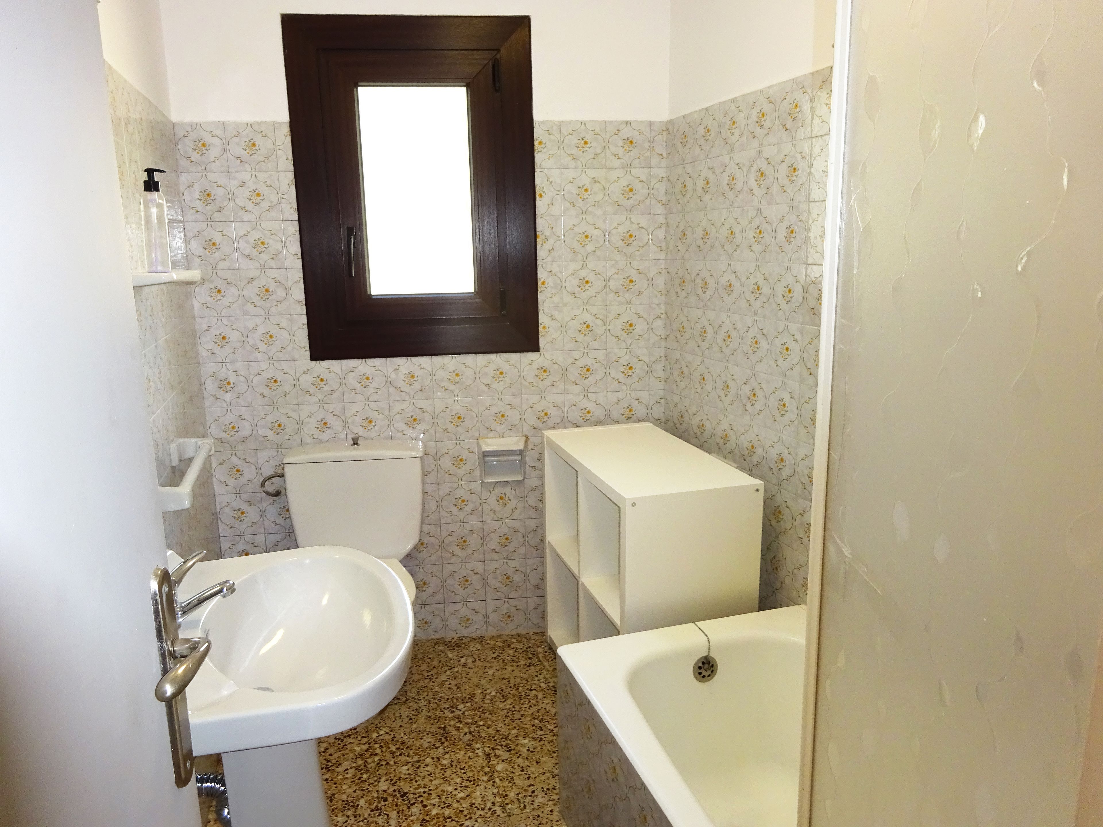 Un baño con inodoro, lavabo y bañera.