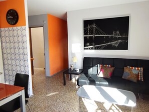 Perushuoneisto, 2 makuuhuonetta | Olohuone | Televisio