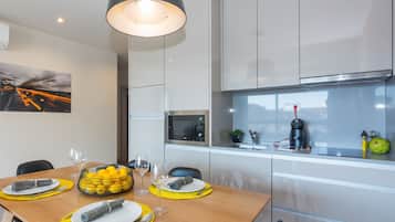 Refrigerador, microondas, placa de cocina, cafetera/tetera
