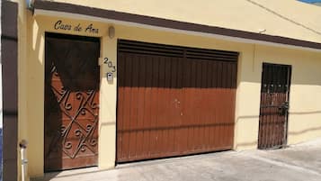 Vista frontal de la propiedad