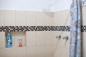 Regadera, amenidades de baño gratuitas, toallas, jabón