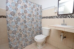 Ducha, artículos de higiene personal gratuitos, toallas y jabón